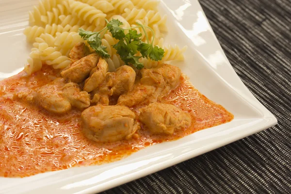 Pezzi di pollo con Pasta in Paprika Cream Sauce — Foto Stock