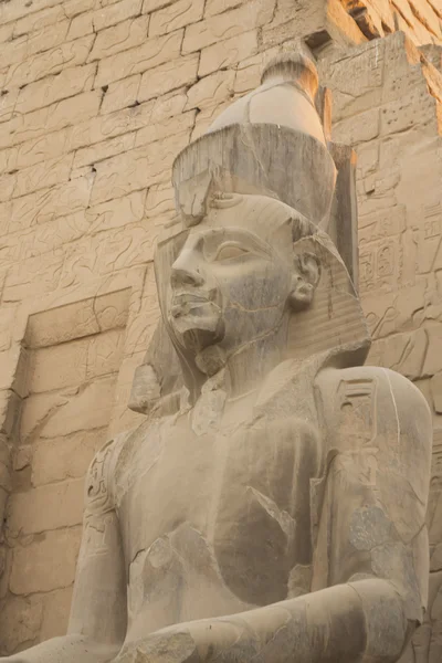 Vista da estátua de Ramsés II (Luxor (Egito ) — Fotografia de Stock