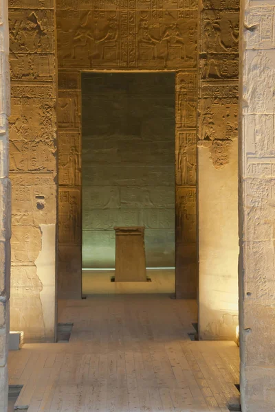 フィラエ島のイシス神殿内部ビュー。(エジプト) — ストック写真
