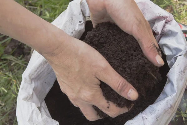 Gardening-female hands gaining soil — Stock Photo, Image