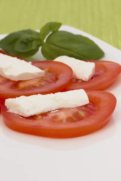 Salade van tomaten, kaas en basilicum. verticaal. — Stockfoto