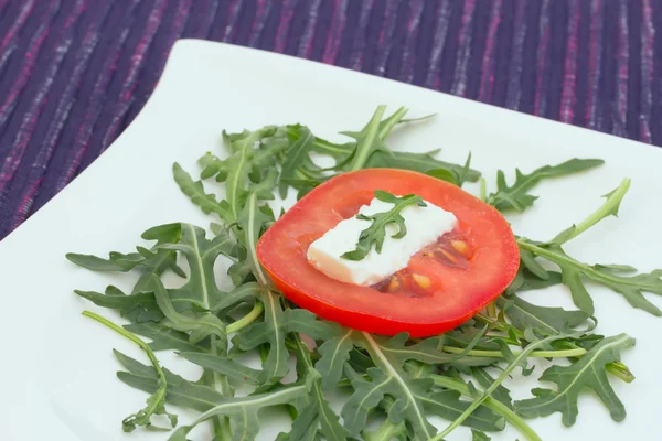 Salade van tomaten, mozzarella en basilicum. — Stockfoto