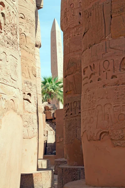 Colunas no templo de Karnak e no obelisco — Fotografia de Stock
