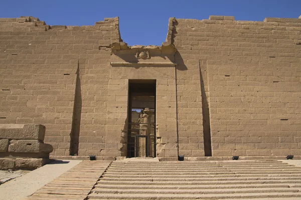 De ingang van de tempel van kalabsha (Egypte, Afrika). — Stockfoto