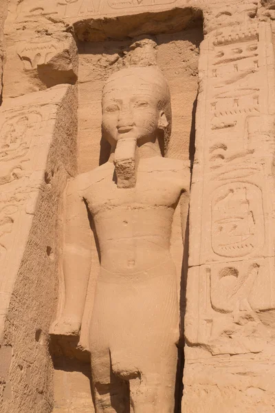 Standbeeld van koningin in Abu Simbel tempel (Egypte) — Stockfoto
