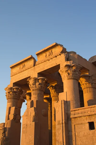 Templo de Kom Ombo en la luz del atardecer (cerca del río Nilo, Egipto  ) —  Fotos de Stock