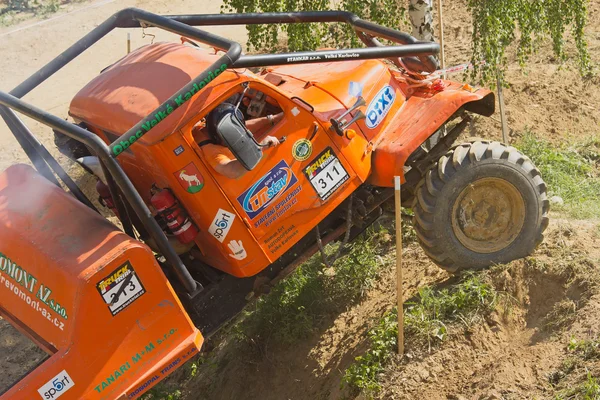 Camión naranja en terreno difícil . —  Fotos de Stock