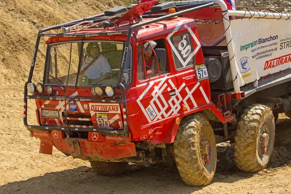 Vista dettagliata del camion rosso nel terreno — Foto Stock