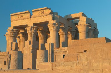 Gün batımı ışıkta Kom Ombo Tapınağı ( Mısır )