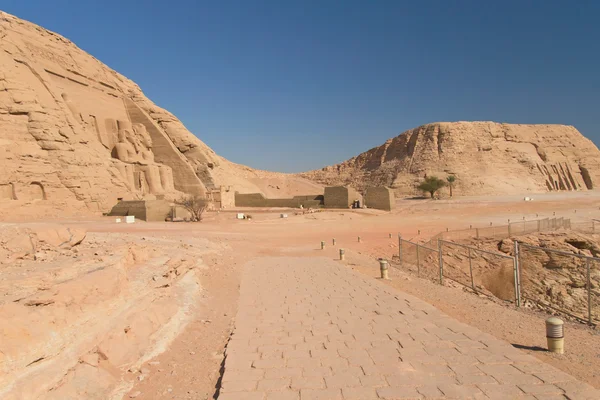 Γενική άποψη στο ναό Αμπού Σιμπέλ και ναός της Νεφερτάρι (Nubi — Φωτογραφία Αρχείου