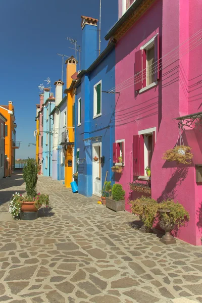 Casas de cor agradável em linha (Itália ) — Fotografia de Stock