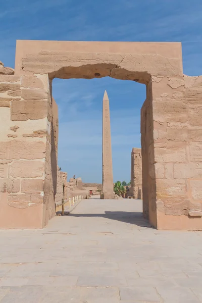 Obelisco en el templo de Karnak en Luxor (Egipto ) — Foto de Stock