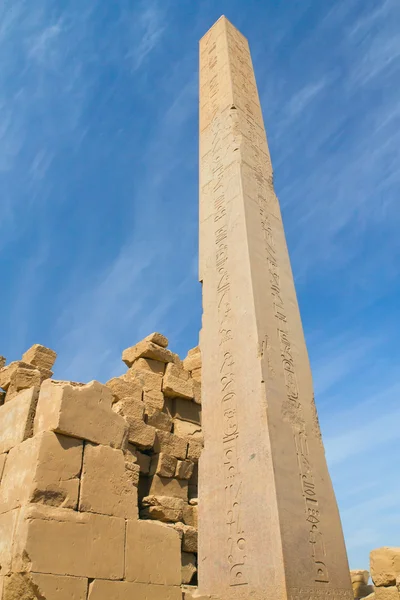 カルナック神殿 （ルクソール、エジプトのオベリスク) — ストック写真