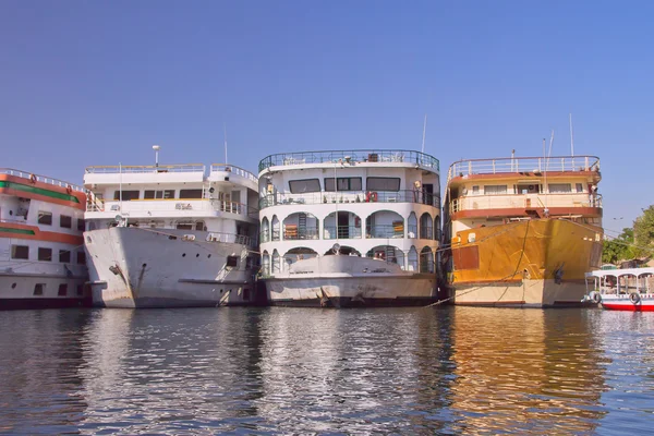 Boats (hotels) anchored in the Luxor (Egypt) — Stock Photo, Image