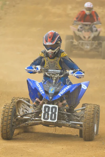 Unga quad motorcykel racer i blått — Stockfoto