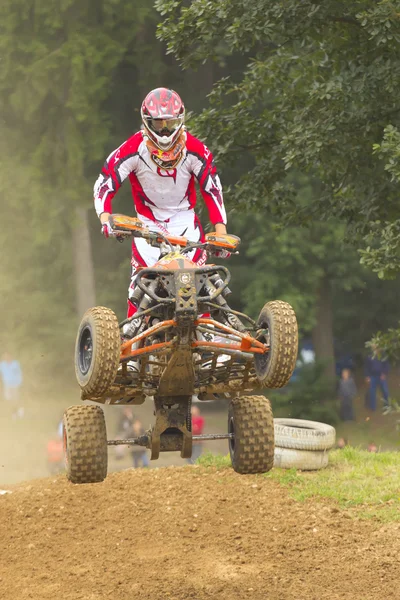 Quad-motoros versenyző ugrik — Stock Fotó
