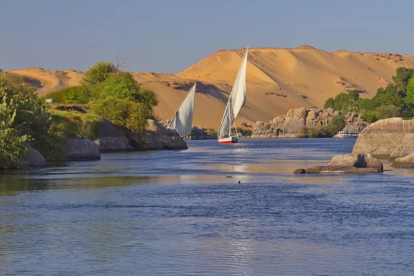 Zeilen op de Nijl. (in de omgeving van aswan, Egypte). — Stockfoto