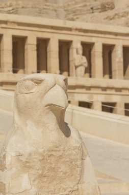 heykelin önünde başına Tapınağı (Luksor, Mısır)
