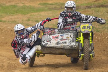 İki bisikletçi (Sidecarcross Kupası önden görünümü)