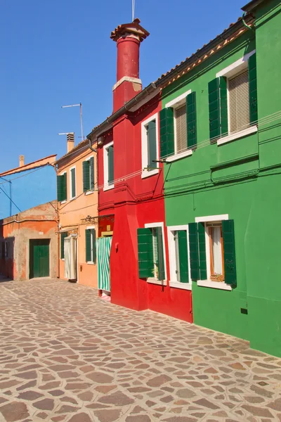 Casas de cor agradável em linha — Fotografia de Stock