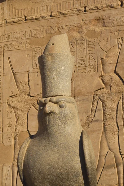 Edfu 성전 (이집트에서 동상) — 스톡 사진