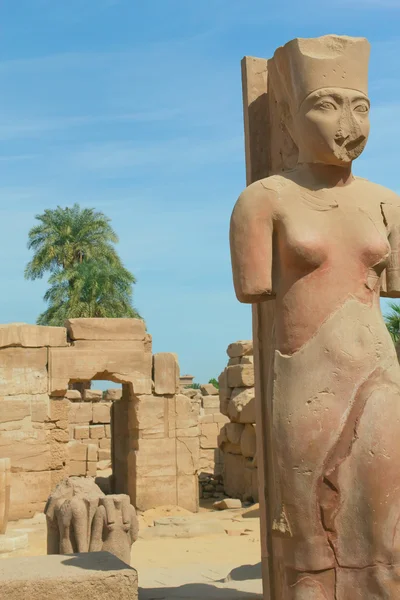 Статуя в храме Карнака (Египет)  ) — стоковое фото