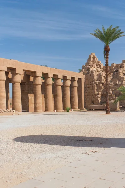 Der erste Innenhof des Tempels in Karnak (Ägypten)) — Stockfoto