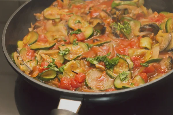 Misture verduras cozidas no vapor em uma panela — Fotografia de Stock
