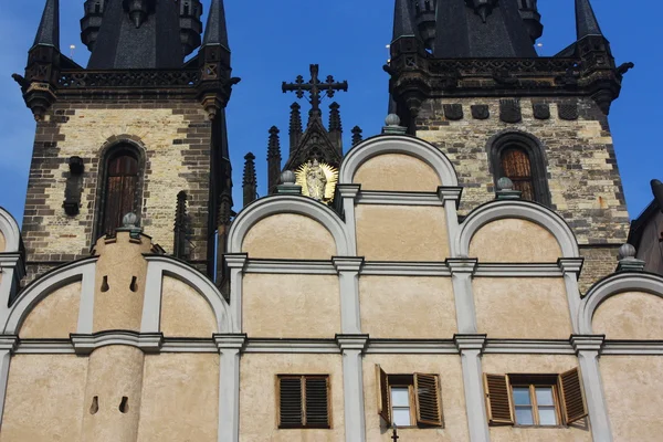 プラハのペンションティン教会は (チェコ共和国) — ストック写真