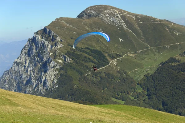 stock image Para-glider, which started to fly in the mountains