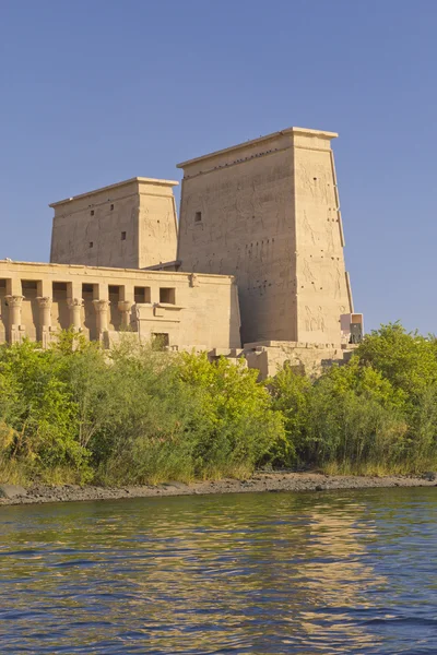พระวิหารอิซิสที่เกาะฟิลาเอในทะเลสาบเนสเซอร์ (อียิปต์ ) — ภาพถ่ายสต็อก
