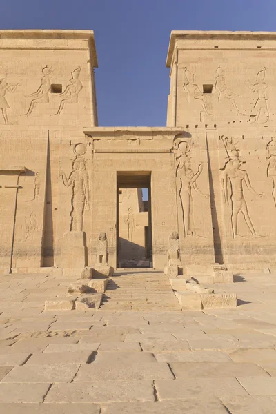 Ingången till templet Isis på Philae island. (Egypten) — Stockfoto