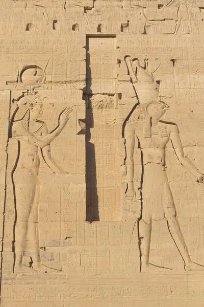 Carving van Egyptische god op pyloon (eiland philae, Egypte) — Stockfoto