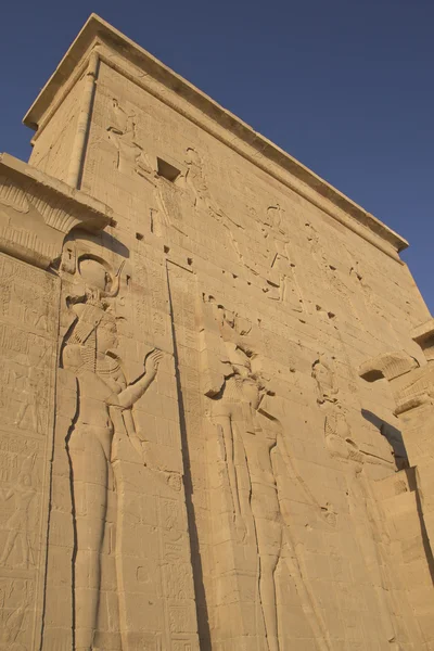 Σκάλισμα του αιγυπτιακού Θεού σε πυλώνα (νησί Φίλαε, Αίγυπτος) — Φωτογραφία Αρχείου