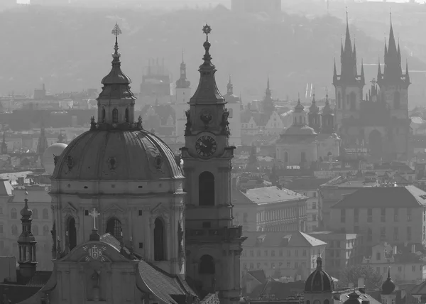 体系结构的布拉格的黑白照片。(捷克共和国) — 图库照片