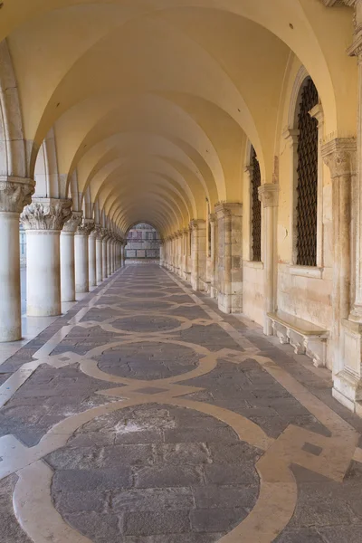 Arcade and vaults of Ducal Palace in Venice — Stock Photo, Image