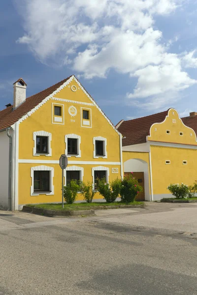 Venkovské žluté zdobené dům v Zabori (Česká republika) — Stock fotografie