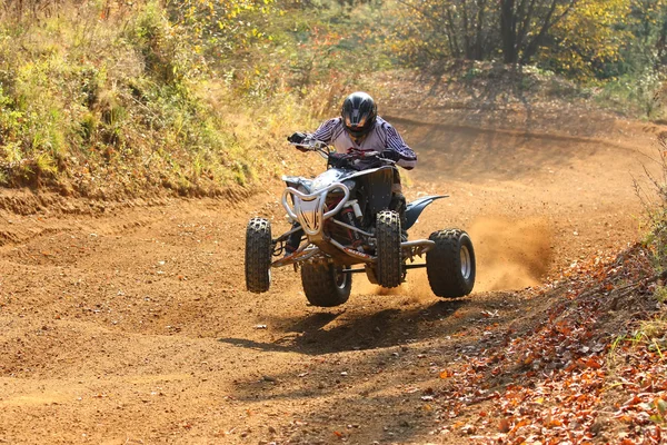 ATV rider goes up the hill — Stock Photo, Image