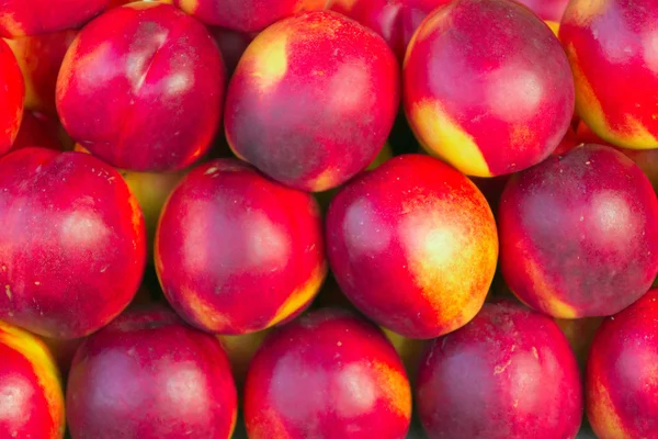 Nectarines in een markt — Stockfoto
