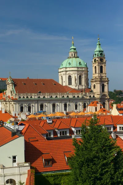 Praga. Vista de la Iglesia de San Nicolás. Verticalmente . — Foto de Stock