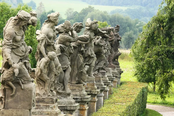Barokke standbeelden in rij — Stockfoto