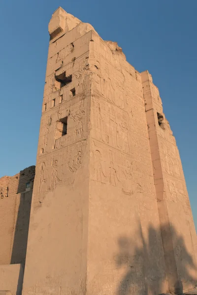Pilíř Kóm Ombo chrám pokrytý hieroglyfy (Egypt) — Stock fotografie