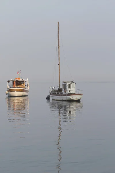Traditionelle Segelboote in ruhiger See festgemacht — Stockfoto
