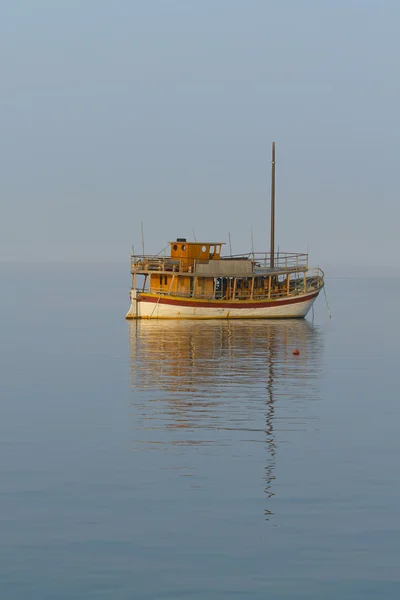 Yalnız geleneksel yelkenli — Stok fotoğraf