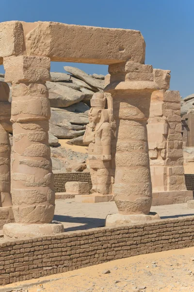 Vista de colunas e estátuas (O templo Kalabsha, Assuão, Egito ) — Fotografia de Stock
