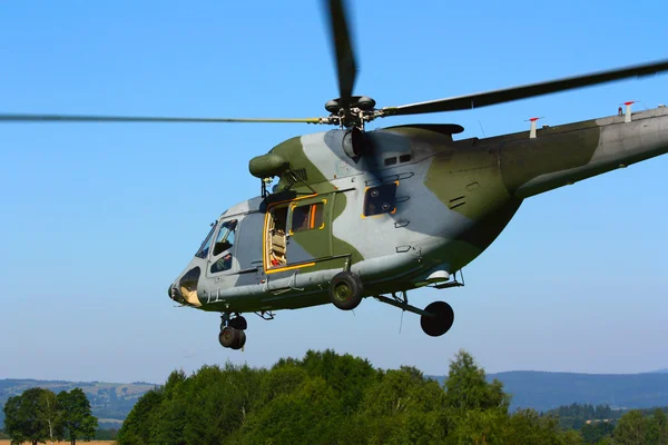 Посадка военно-транспортного вертолета — стоковое фото