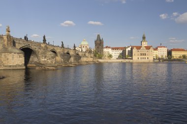 Prag'daki Charles Köprüsü. yatay olarak.