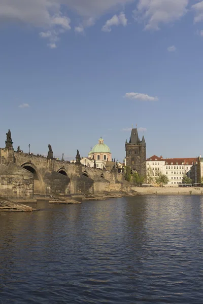 Karlsbrücke in Prag. vertikal. — Stockfoto