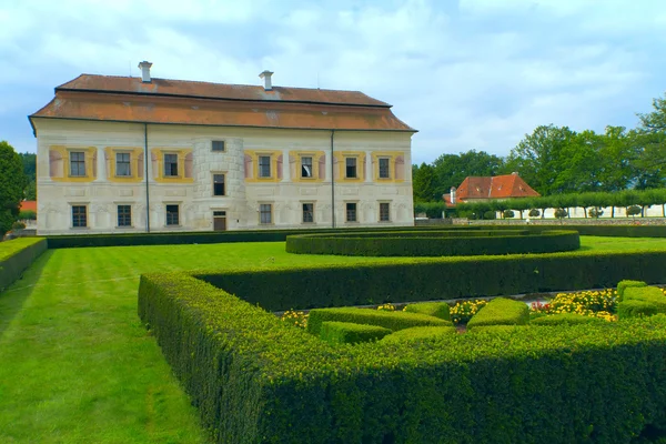 Замок Kratochvile з парком (Чеська Республіка) — стокове фото