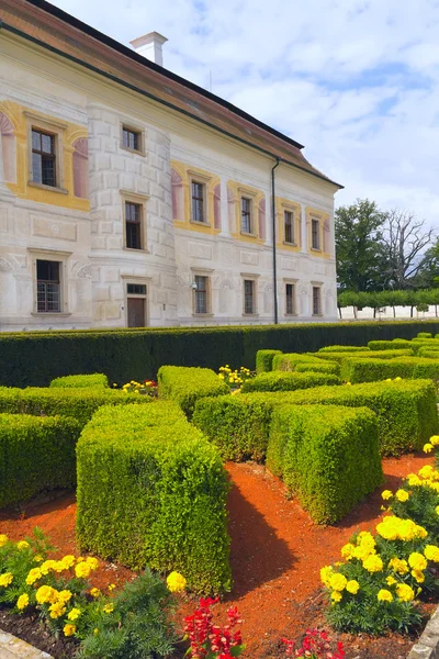 Chateau Kratochvile met een park (Czech Republic) — Stockfoto